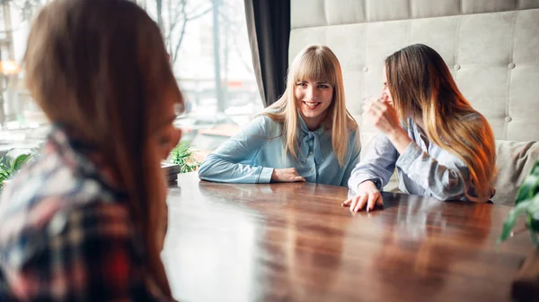 快乐的年轻女性朋友在咖啡馆聊天 — 图库照片