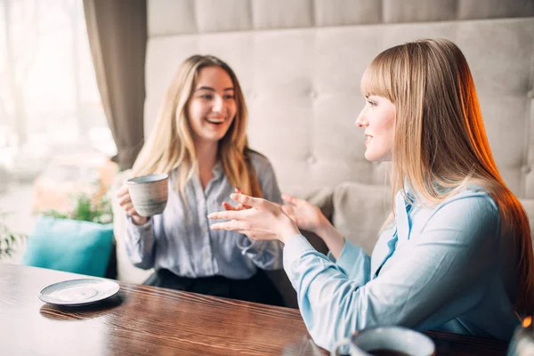 Twee Gelukkige Vriendinnen Koffie Drinken Café — Stockfoto