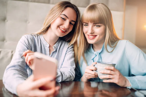 Dos Amigas Felices Bebiendo Café Cafetería Mirando Teléfono Móvil —  Fotos de Stock