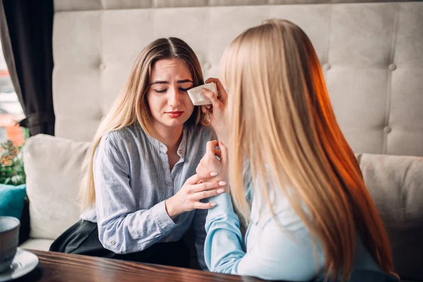 在咖啡馆为她的女性朋友欢呼的年轻女子 — 图库照片