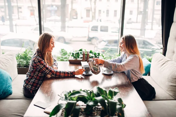Дві Щасливі Друзі Жінки Ють Каву Кафе — стокове фото