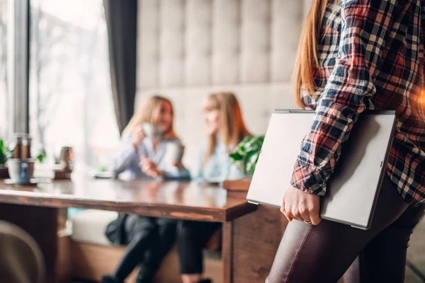 Modern Reklám Marketing Technológiák Bemutató Női Kezelő Holding Laptop Asztalnál — Stock Fotó