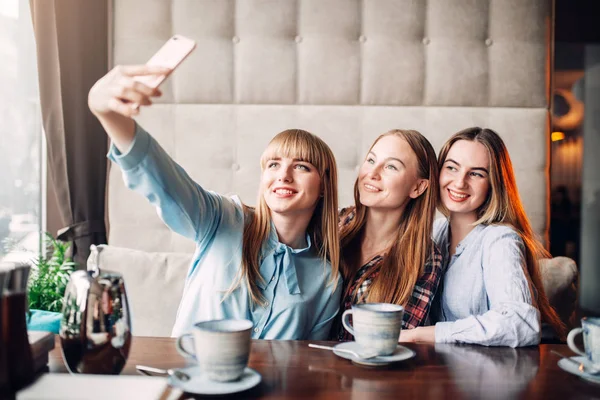 Tres Amigas Felices Tomando Café Cafetería Tomando Selfie —  Fotos de Stock