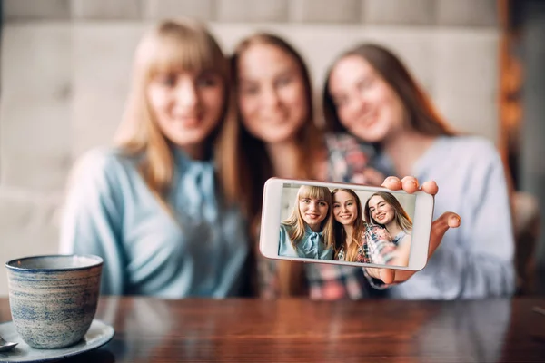 Drei Glückliche Freundinnen Trinken Kaffee Café Und Machen Selfie — Stockfoto