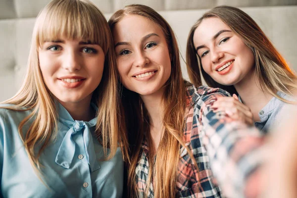 Tres Amigas Felices Tomando Café Cafetería Abrazándose Tomando Selfie —  Fotos de Stock