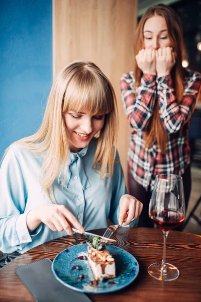 Jeune Femme Mange Dessert Restaurant Petite Amie Effrayée Sur Fond — Photo