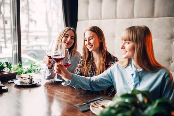 三名女性朋友的画像喝红酒 年轻女性在咖啡馆庆祝 — 图库照片