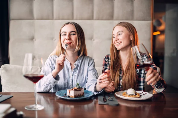 Dos Mujeres Jóvenes Sonrientes Comiendo Pasteles Dulces Cafetería Bebiendo Vino —  Fotos de Stock