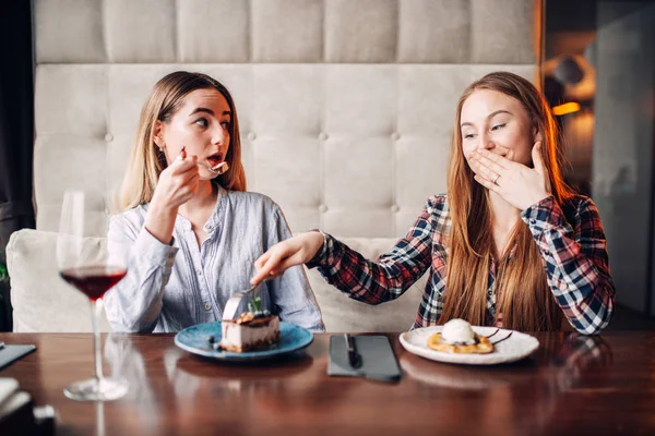 Deux Jeunes Femmes Souriantes Mangeant Des Gâteaux Sucrés Café Buvant — Photo