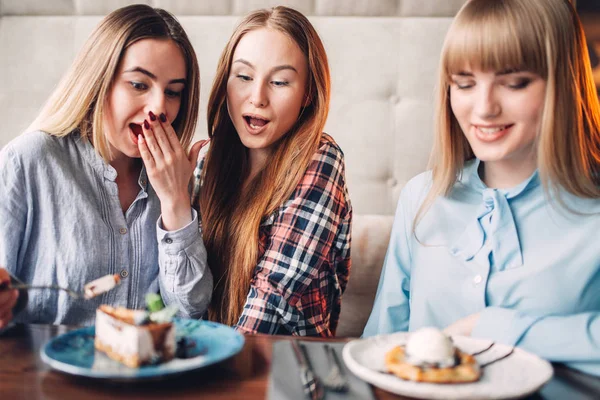 Trois Jeunes Femmes Souriantes Mangeant Des Gâteaux Sucrés Dans Café — Photo