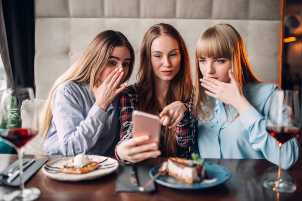 Tres Amigas Mirando Fotos Por Teléfono Cafetería Postre Chocolate Alcohol — Foto de Stock