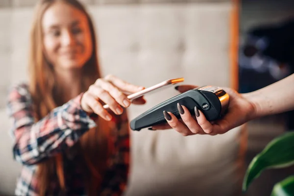 Jonge Vrouw Betaalt Met Credit Card Café Waiter Hand Met — Stockfoto