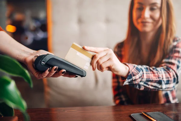 若い女性がカフェでクレジット カードで支払い端末は 現代の技術で給仕の手を払って — ストック写真