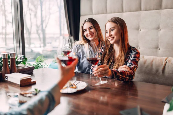 Portrait Trois Amies Buvant Vin Rouge Jeunes Femmes Célébrant Dans — Photo