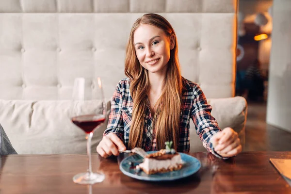 餐厅内有巧克力甜点和红酒的年轻女子肖像 — 图库照片