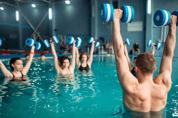 Entraînement Aérobic Aquatique Avec Haltères Dans Centre Sports Nautiques Piscine — Photo