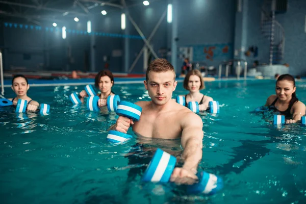 Entraînement Aérobic Aquatique Avec Haltères Dans Centre Sports Nautiques Piscine — Photo