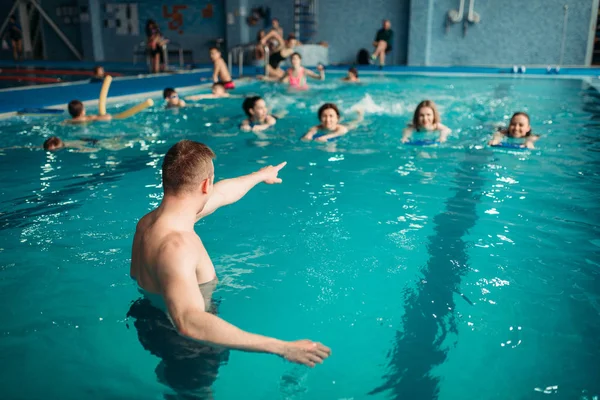 Trainer Und Frauengruppe Beim Aqua Aerobic Training Schwimmbad Fitnesstraining Wasser — Stockfoto