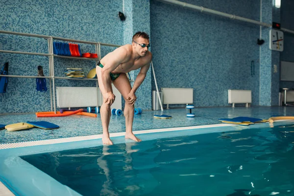 Αρσενικό Κολυμβητής Ετοιμάζεται Άλμα Στην Πισίνα — Φωτογραφία Αρχείου
