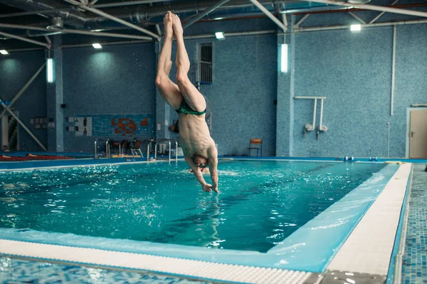 Κολυμβητής Στα Γυαλιά Πηδώντας Από Τον Πύργο Μέσα Στο Νερό — Φωτογραφία Αρχείου