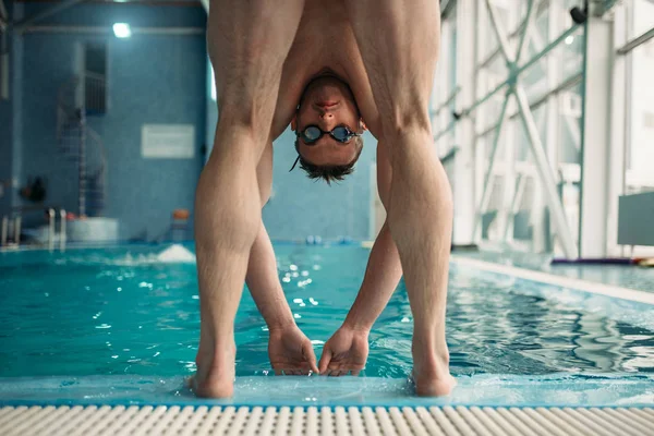 男子游泳运动员准备跳入游泳池 — 图库照片