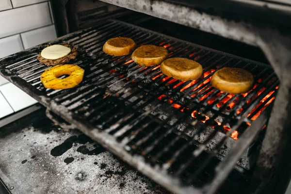 Składniki Grilla Burger Gotowanie Nikt Hamburger Lub Fastfood Przygotowanie — Zdjęcie stockowe