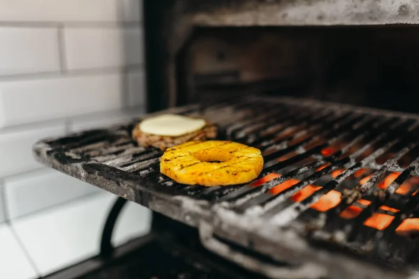 Ψητά Συστατικά Για Burger Μαγειρική Κανείς Χάμπουργκερ Fastfood Προετοιμασία — Φωτογραφία Αρχείου