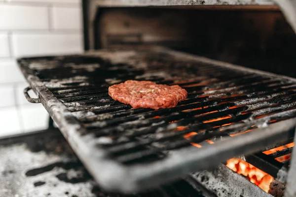 Κρέας Στη Σχάρα Του Φούρνου Μπιφτέκι Μαγείρεμα Διαδικασία Προετοιμασίας Χάμπουργκερ — Φωτογραφία Αρχείου
