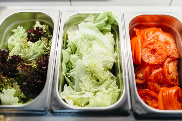 Metalen Paletten Met Verse Ingrediënten Voor Het Koken — Stockfoto