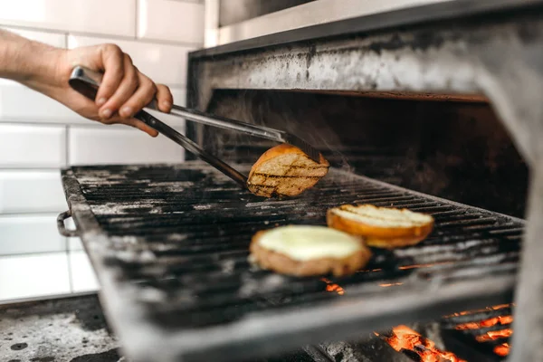 Mężczyzna Kucharz Przygotowuje Smaczne Mięso Grila Burger Gotowanie Proces Przygotowania — Zdjęcie stockowe