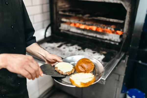 Manlig Kock Förbereder Välsmakande Kött Grillugn Burger Matlagning Hamburgare Beredningsprocessen — Stockfoto
