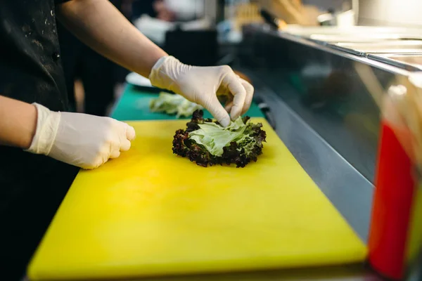 Kocken Händer Handskar Förbereda Sallad Hamburgare Matlagning — Stockfoto