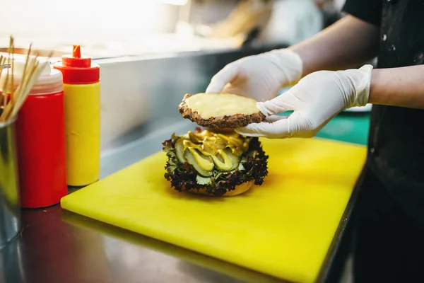 Männliche Köchin Handschuhen Bei Der Arbeit Hamburger Zubereitung — Stockfoto