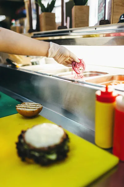 Manliga Cook Handskar Jobbet Hamburger Beredningsprocessen — Stockfoto