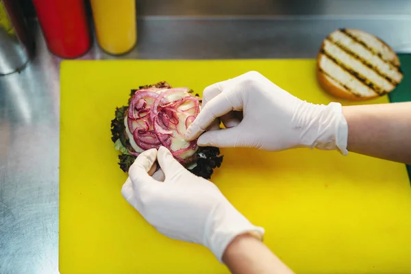 Мужчина Повар Перчатках Работе Процесс Приготовления Гамбургеров — стоковое фото