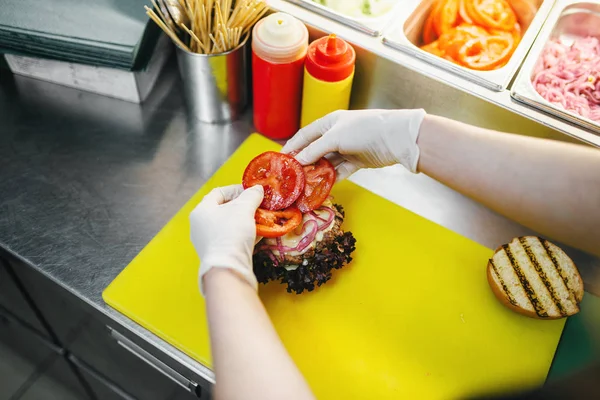 Cozinheiro Masculino Luvas Trabalho Processo Preparação Hambúrguer — Fotografia de Stock