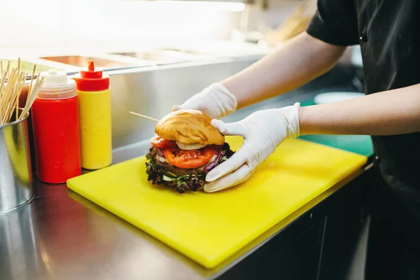 Мужчина Повар Перчатках Работе Процесс Приготовления Гамбургеров — стоковое фото