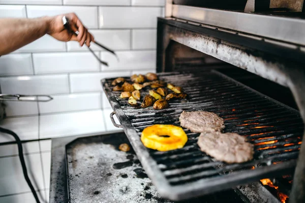 Mãos Cozinheiro Preparam Carne Fumegante Forno Grelha Cozinhando Hambúrguer Processo — Fotografia de Stock