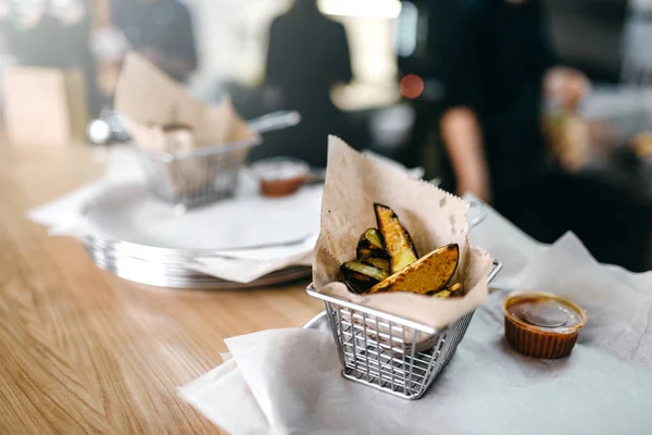 Patatas Frescas Parrilla Paquete Cartón Sobre Mesa Comida Rápida Americana — Foto de Stock