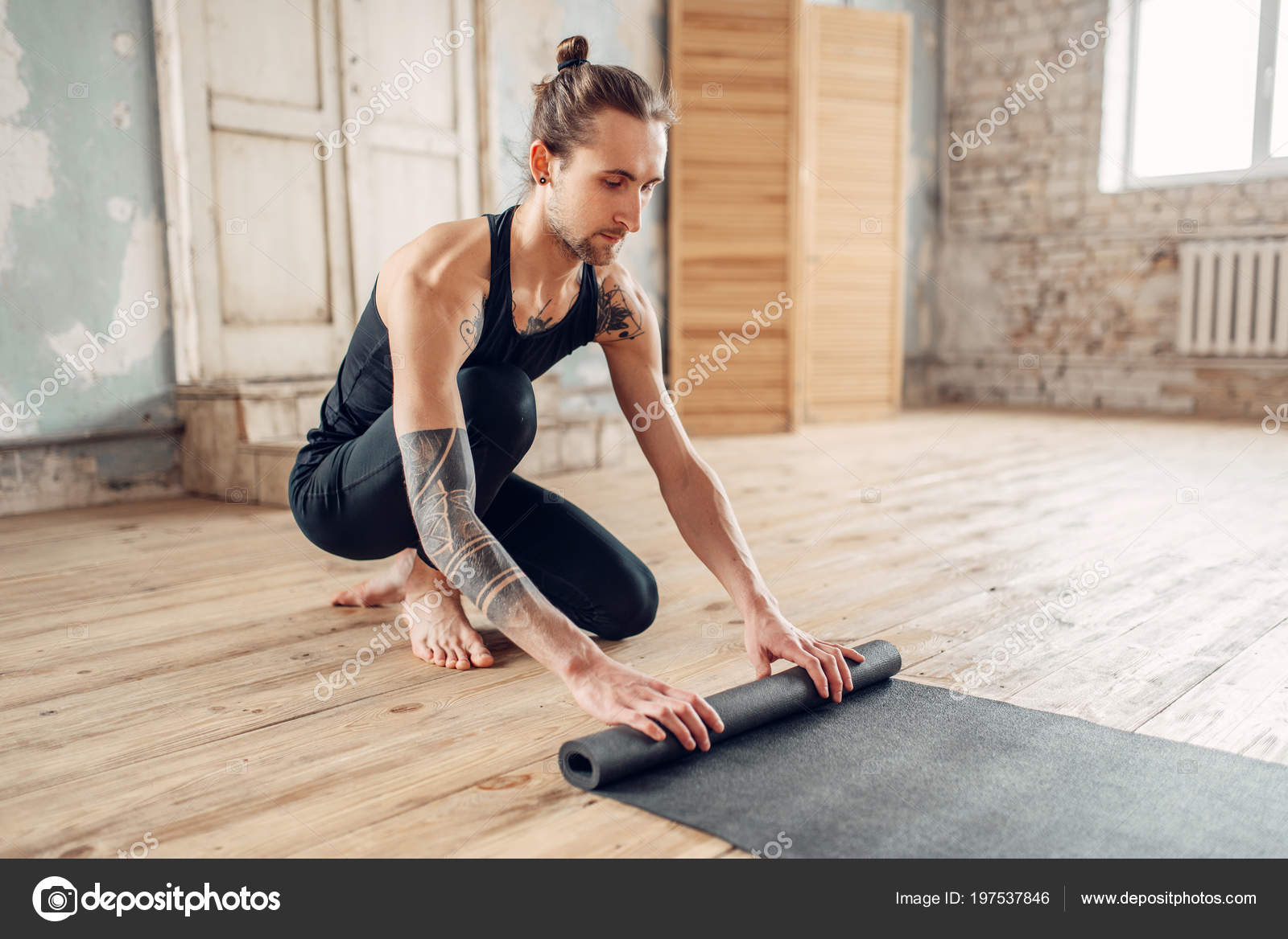 Yoga Hombre Con Tatuaje Mano Prepara Mat Para Entrenamiento Gimnasio
