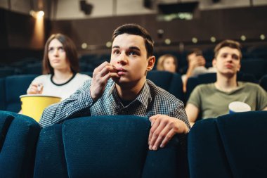 Film sinemada izleyen korkmuş adamım. Gösteri zamanı, eğlence