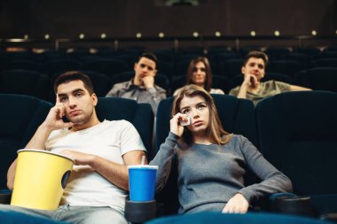 Sinemada patlamış mısır ile kadın ve erkek. Sıkıcı film kavramı, film izlerken Çift