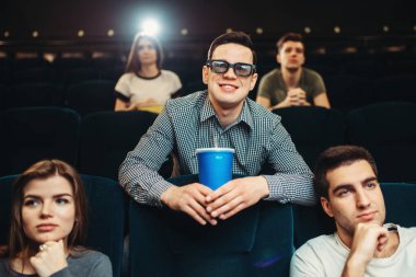 3d gözlük genç gülümseyen adam içecek ve pozlar sinemada tutar. Gösteri zamanı, eğlence endüstrisi, film izlerken