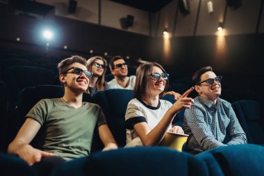Patlamış mısır ve sinema film izlerken içecekler ile 3d gözlük insanlar. Eğlence iş