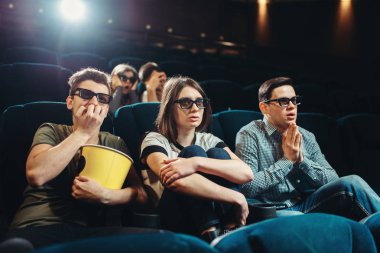 Arkadaşlar sinema 3D film izlerken gülümsüyor. Gösteri zamanı, eğlence endüstrisi teknolojileri