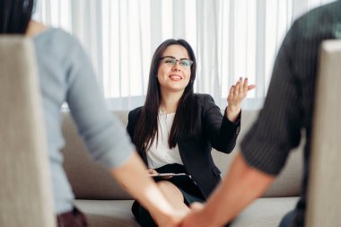 psikolog, Aile psikoloji destek çifte. Kadın doktor hasta ile istişare yardım