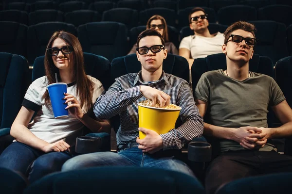 ポップコーンとドリンクの映画館で映画を見ていると メガネの人 エンターテイメント ビジネス — ストック写真