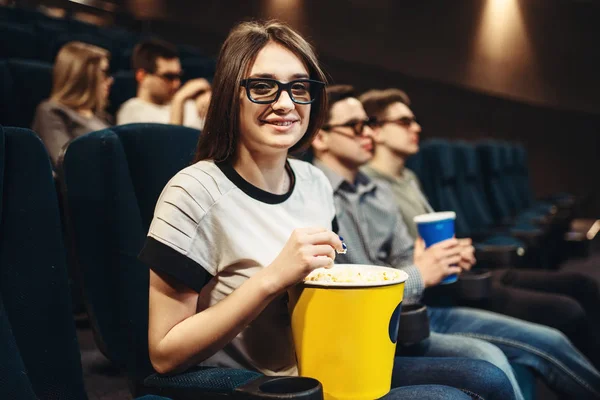 Jovem Mulher Óculos Com Pipoca Sentada Assento Cinema Hora Espectáculo — Fotografia de Stock