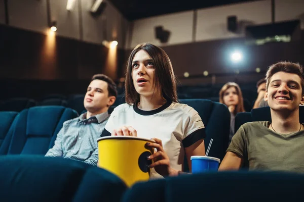 Mulher Surpresa Com Pipocas Assistindo Filme Cinema Hora Espectáculo Filme — Fotografia de Stock