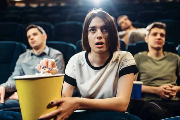 ポップコーン映画館で映画を見ていると驚く女性 ショータイム — ストック写真